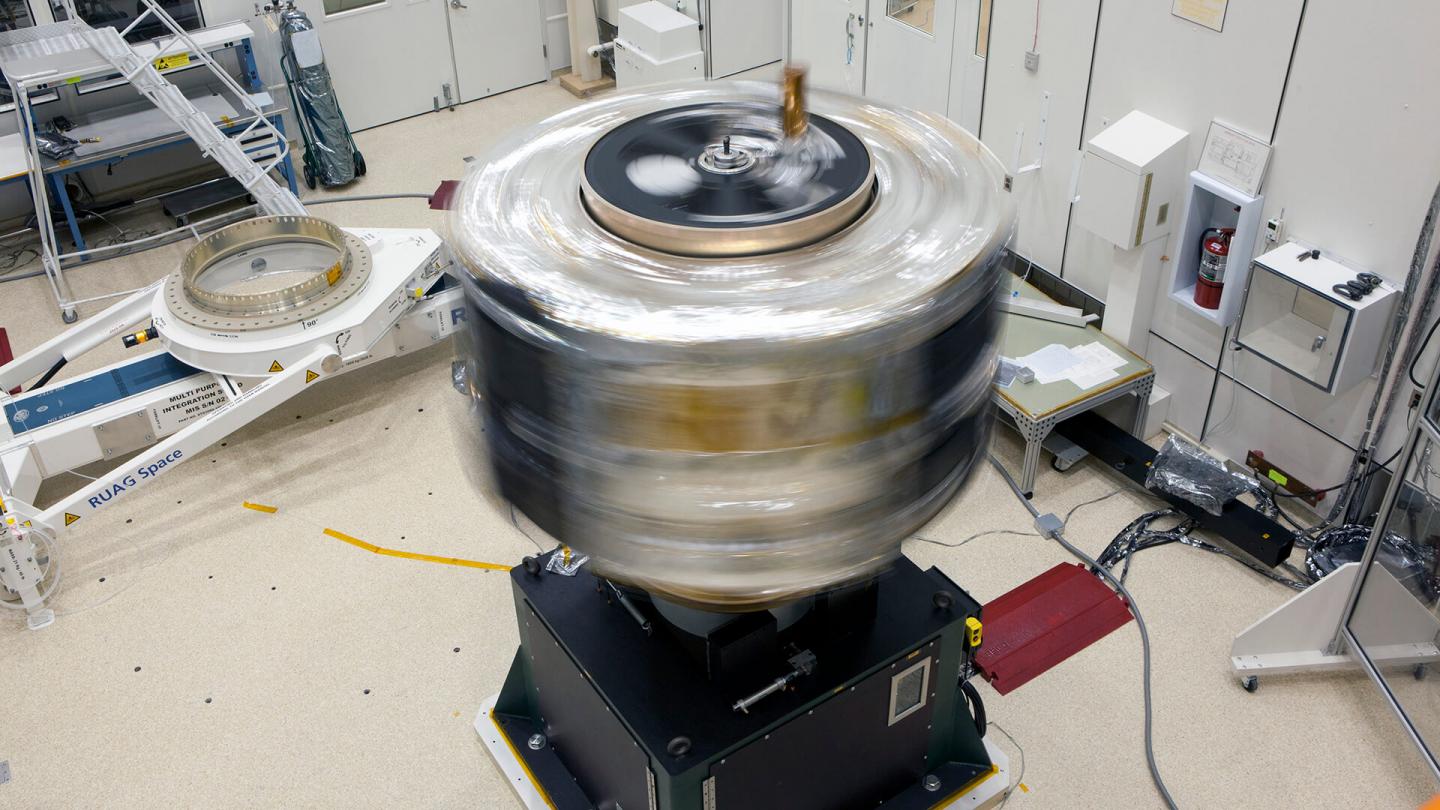 Large spinning mechanism, testing the structural stability of spacecraft parts